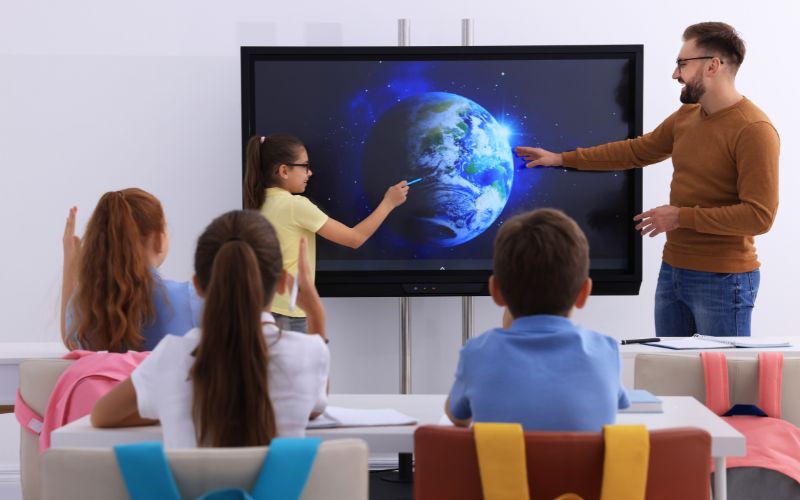 How Smart Classrooms and E-Learning Are Changing Education